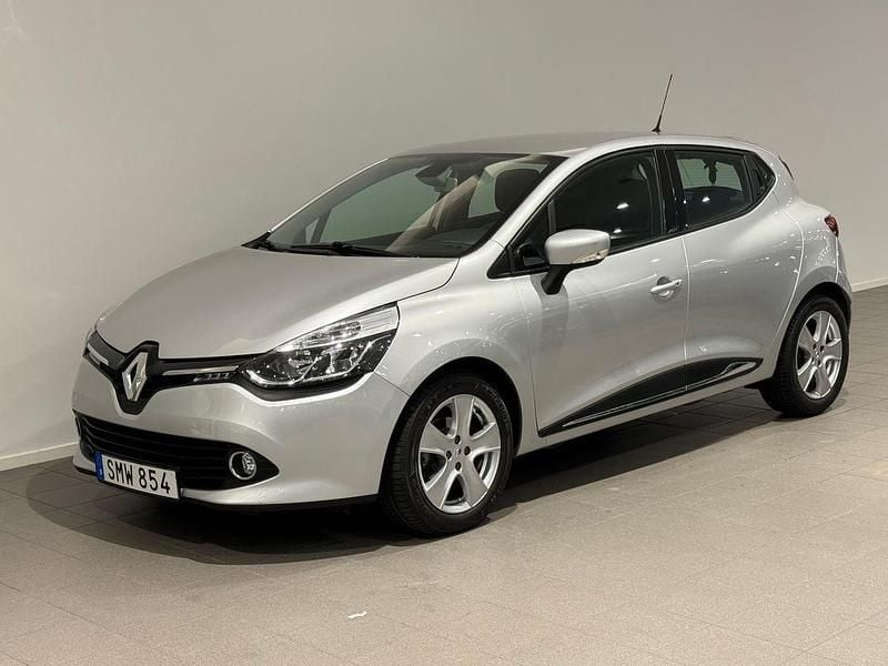 Silver Begagnad 2014 Renault Clio IV Dynamique Halvkombi | 109 500 kr (Lite dyr) - Bild 1/3