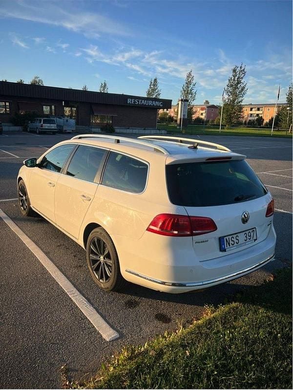 Vit Begagnad 2013 VW Passat Kombi | 38 000 kr (Superpris) - Bild 1/4