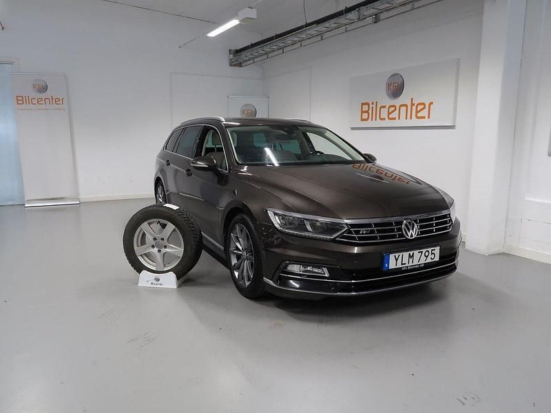 Mörkbrun (brun) Begagnad 2017 VW Passat GT Kombi | 199 900 kr (Marknadspris) - Bild 1/3
