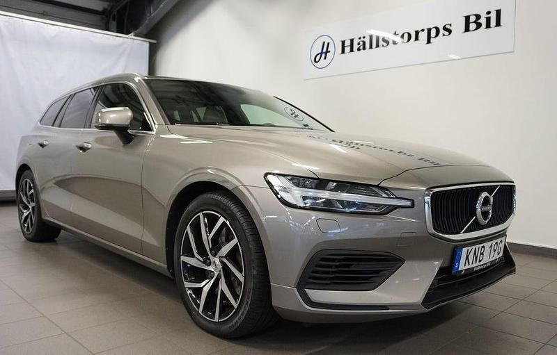 Grå Begagnad 2020 Volvo V60 Kombi | 259 900 kr (Marknadspris) - Bild 1/3