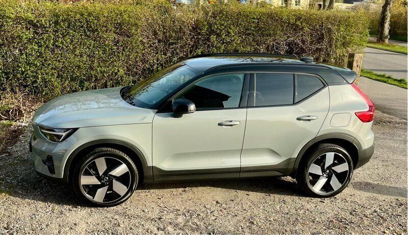 Grå Begagnad 2024 Volvo XC40 Plus SUV | 429 500 kr - Bild 1/4