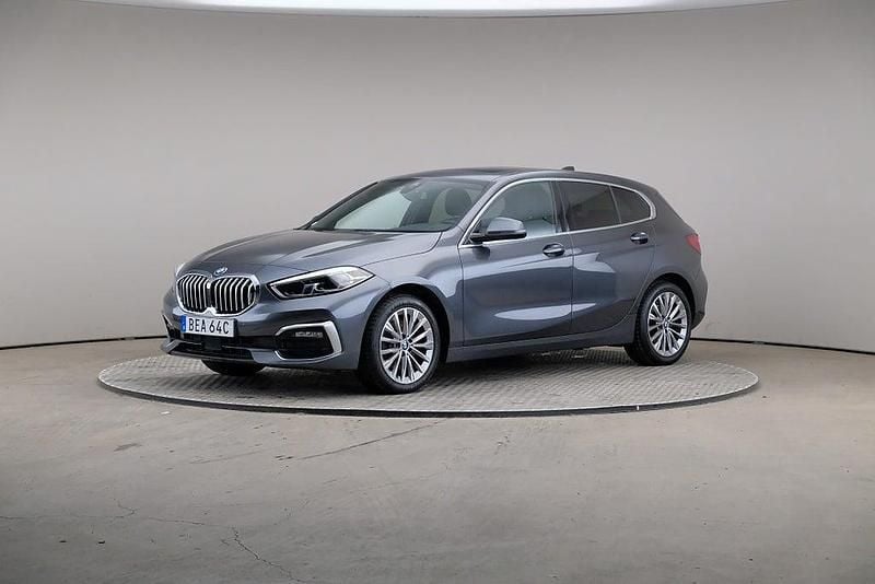 Grå (mineral grey (metallic)) Begagnad 2021 BMW 118 Comfort Edition Halvkombi | 249 000 kr (Dyr) - Bild 1/4