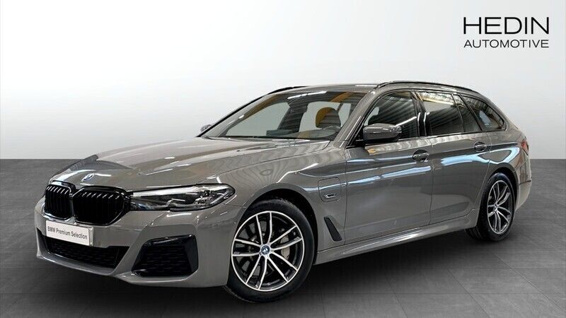 Grå (grey) Begagnad 2022 BMW 530e M Sport Kombi | 358 700 kr (Bra pris) - Bild 1/4