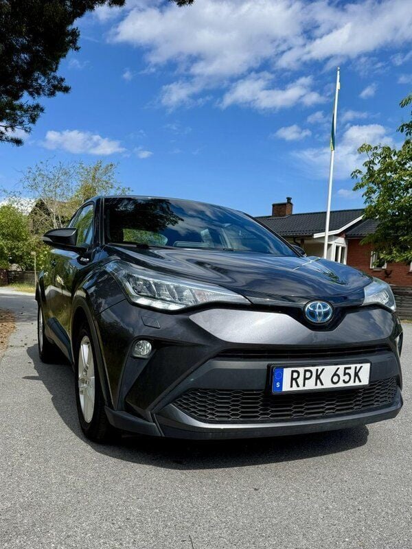 Grå Begagnad 2021 Toyota C-HR Active SUV | 240 000 kr (Bra pris) - Bild 1/4