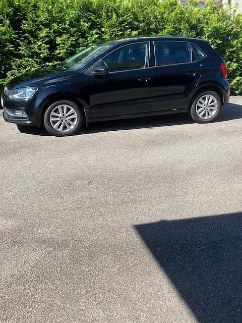 Svart Begagnad 2016 VW Polo Halvkombi | 99 000 kr (Marknadspris) - Bild 1/4