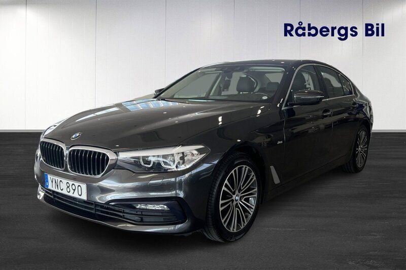 Grå Begagnad 2018 BMW 520 Sport Line Sedan | 309 800 kr (Bra pris) - Bild 1/4