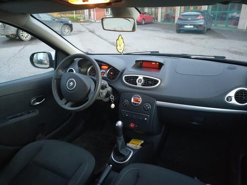 Begagnad Renault Clio R.S. 75 HK (55 kW) 2010 Halvkombi