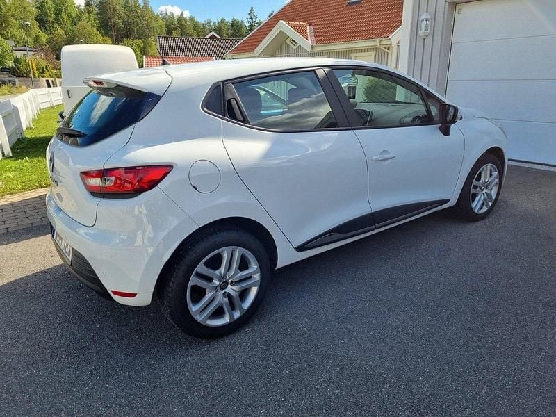 Vit Begagnad 2019 Renault Clio IV Zen Halvkombi | 89 000 kr (Marknadspris) - Bild 1/4