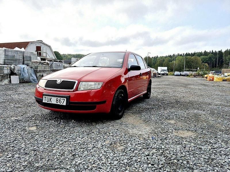 Röd Begagnad 2002 Skoda Fabia Halvkombi | 24 900 kr - Bild 1/4