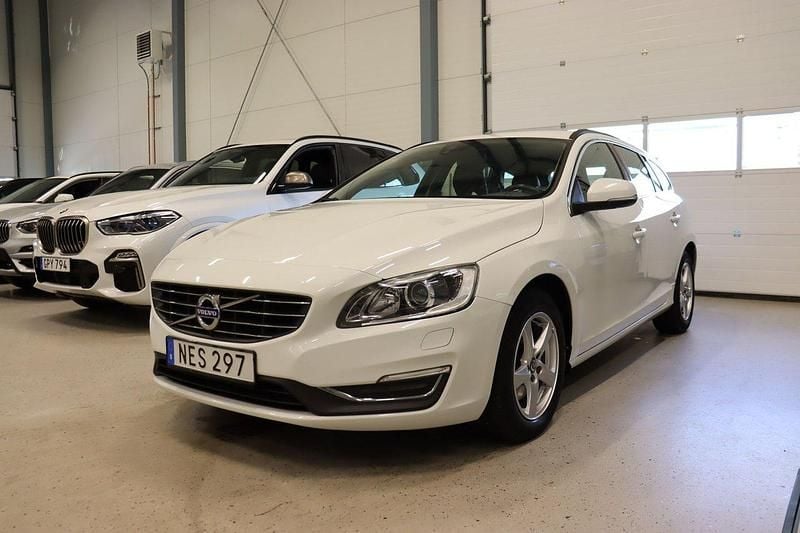 Vit Begagnad 2016 Volvo V60 Momentum Kombi | 179 800 kr (Marknadspris) - Bild 1/4