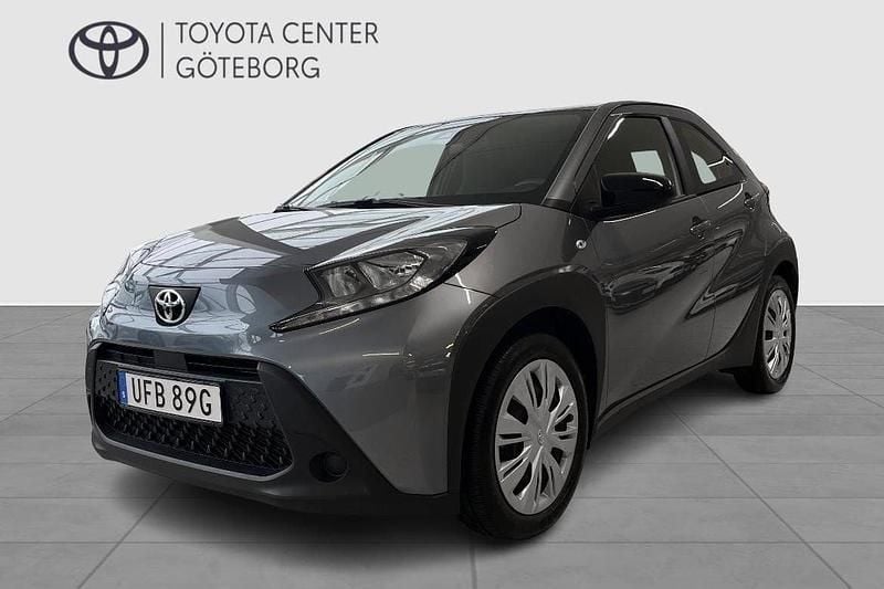 Grå Begagnad 2024 Toyota Aygo Play Halvkombi | 169 900 kr (Marknadspris) - Bild 1/4