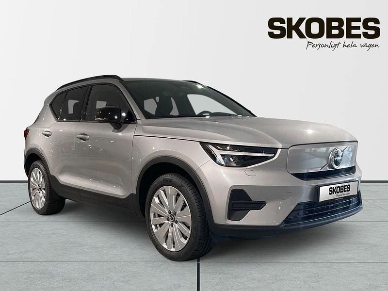 Silver Ny 2025 Volvo EX40 Single Motor Extended Range SUV | 549 900 kr (Marknadspris) - Bild 1/3