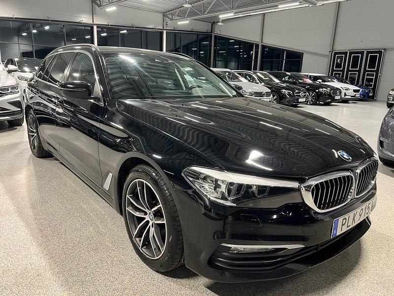Svart Begagnad 2017 BMW 520 Kombi | 209 900 kr (Marknadspris) - Bild 1/4