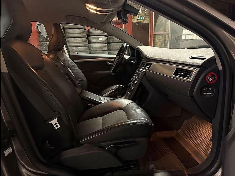 Begagnad Volvo V70 Momentum 231 HK (169 kW) 2010 Grå Kombi