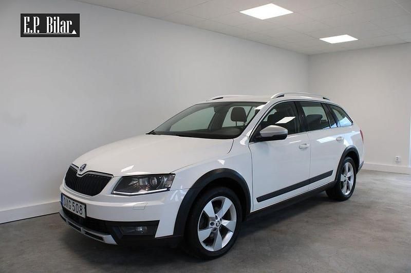 Vit Begagnad 2016 Skoda Octavia Scout Kombi | 119 800 kr (Marknadspris) - Bild 1/4