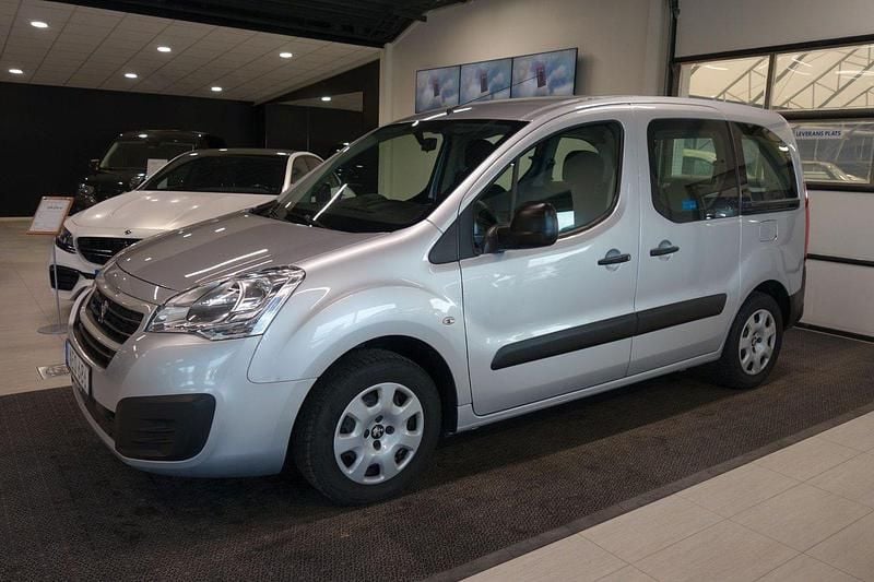 Ljusgrå (grå) Begagnad 2017 Peugeot Partner Tepee Minibuss | 129 000 kr (Marknadspris) - Bild 1/4