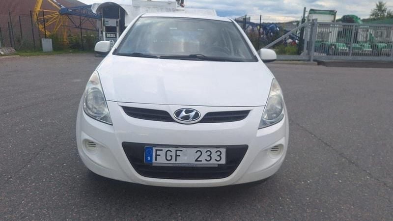 Vit Begagnad 2012 Hyundai i20 Select Halvkombi | 46 900 kr (Marknadspris) - Bild 1/4