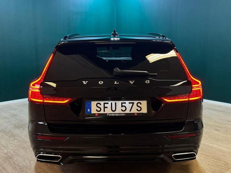 Begagnad Volvo V60 R-Design 340 HK (250 kW) 2022 Svart Kombi