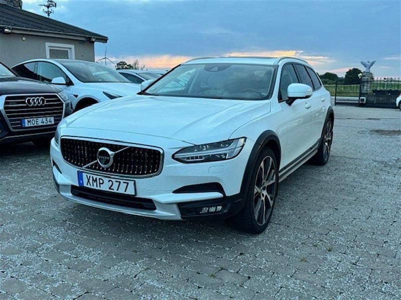 Vit Begagnad 2017 Volvo V90 CC Inscription Kombi | 299 000 kr (Marknadspris) - Bild 1/4