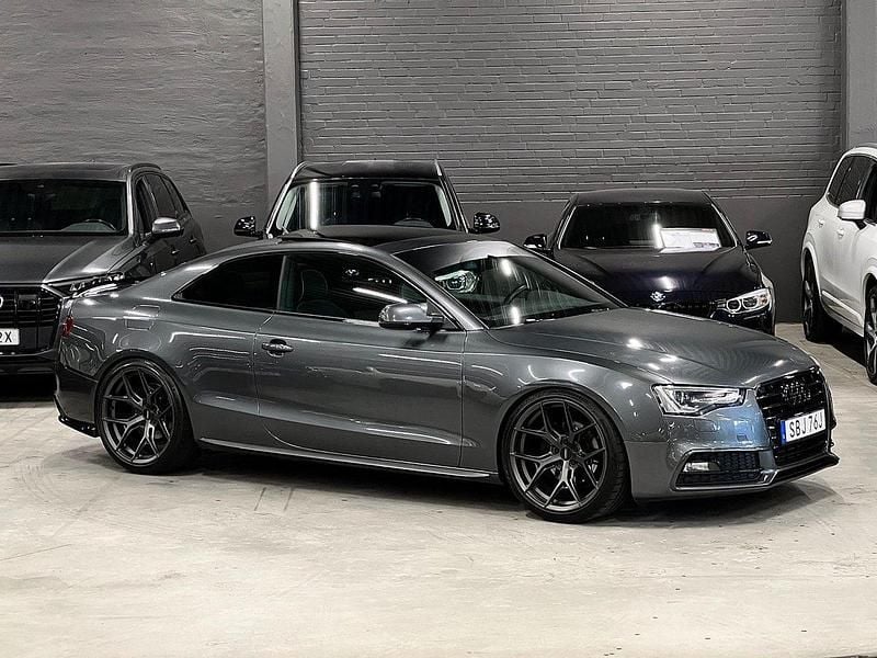 Mörkgrå (grå metallic) Begagnad 2013 Audi A5 Sportkupé | 259 900 kr - Bild 1/4
