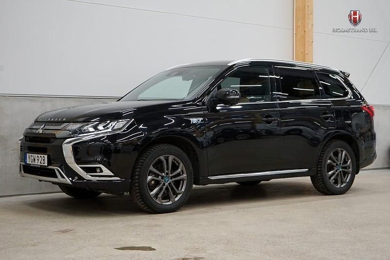 Begagnad Mitsubishi Outlander 224 HK (164 kW) 2020 Svart SUV