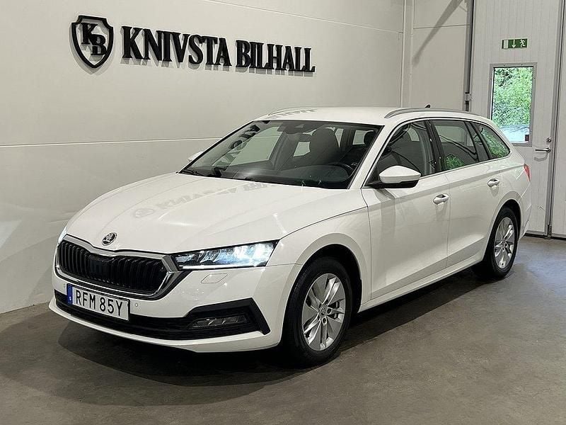 Vit Begagnad 2021 Skoda Octavia Ambition Kombi | 204 300 kr (Marknadspris) - Bild 1/4