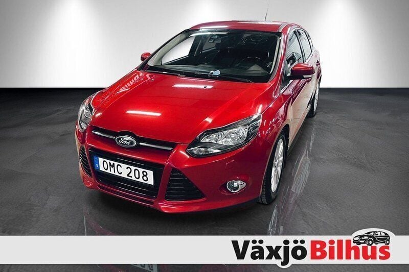 Röd Begagnad 2013 Ford Focus Titanium Halvkombi | 79 900 kr (Dyr) - Bild 1/4