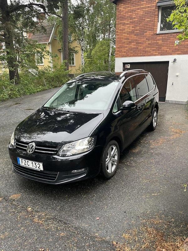 Svart Begagnad 2016 VW Sharan Minibuss | 265 000 kr (Marknadspris) - Bild 1/4