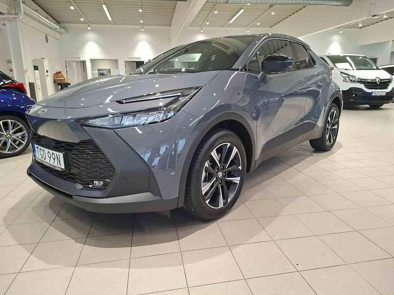 Grå Ny 2026 Toyota C-HR SUV | 459 500 kr - Bild 1/1