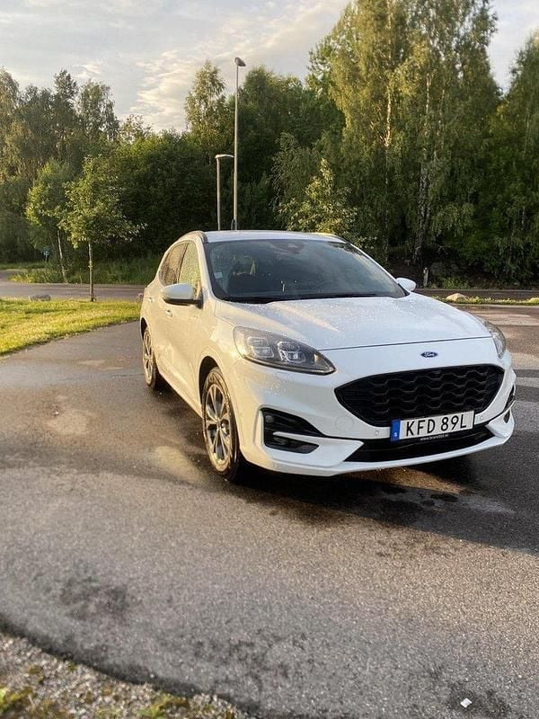 Vit Begagnad 2020 Ford Kuga ST-Line SUV | 225 000 kr (Marknadspris) - Bild 1/4