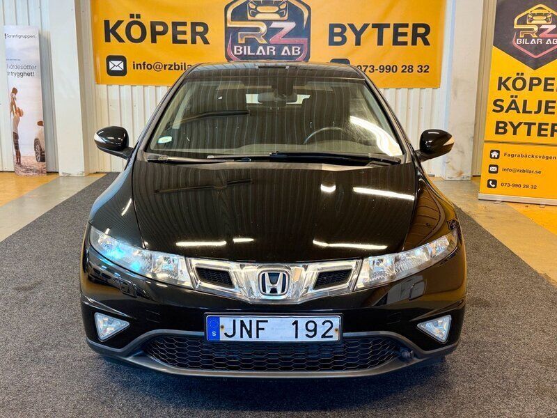 Svart Begagnad 2009 Honda Civic Sport Halvkombi | 47 900 kr (Marknadspris) - Bild 1/2