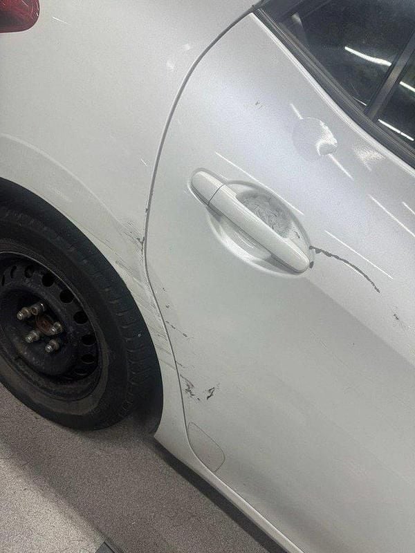 Vit Begagnad 2010 Toyota Auris Hybrid Comfort Halvkombi | 40 000 kr - Bild 1/4