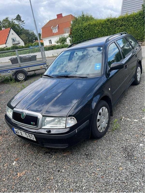 Svart Begagnad 2004 Skoda Octavia Tour Kombi | 30 000 kr (Marknadspris) - Bild 1/3