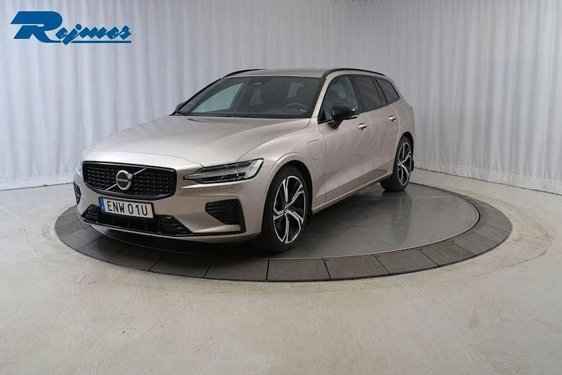 Ljusgrå Begagnad 2024 Volvo V60 Plus Kombi | 474 900 kr (Marknadspris) - Bild 1/4