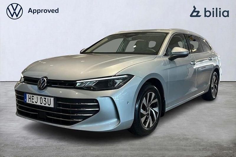 Silver Begagnad 2024 VW Passat Business Kombi | 354 500 kr (Dyr) - Bild 1/4