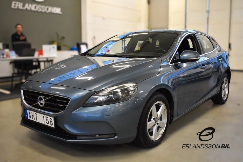 Blå Begagnad 2013 Volvo V40 Momentum Kombi | 84 900 kr (Marknadspris) - Bild 1/4