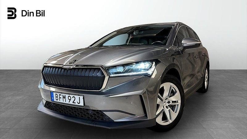 Grå Begagnad 2022 Skoda Enyaq iV SUV | 434 900 kr (Marknadspris) - Bild 1/4