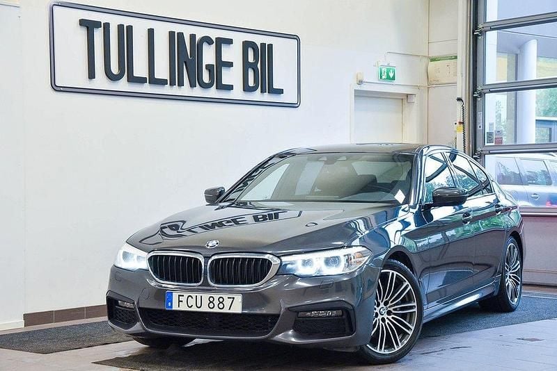 Grå Begagnad 2018 BMW 530 M Sport Sedan | 324 900 kr (Marknadspris) - Bild 1/4