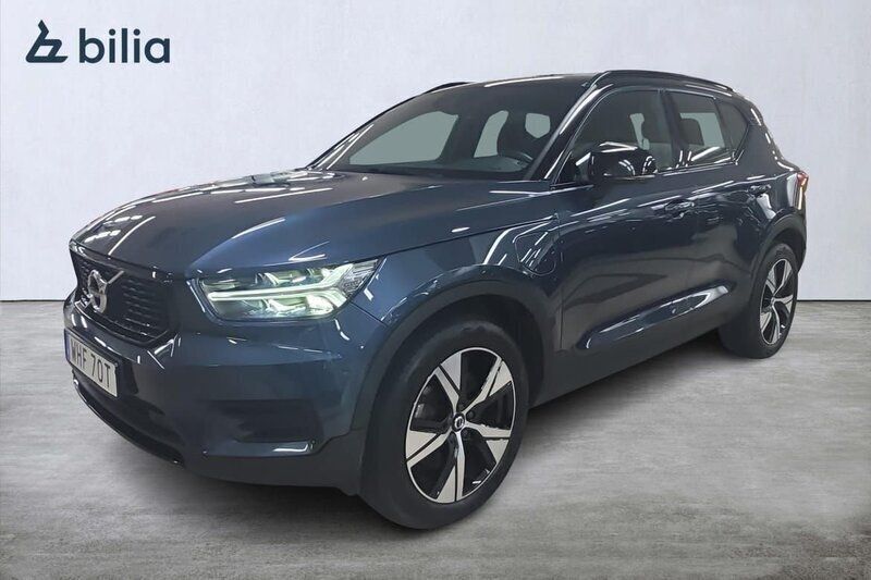 Mörkblå (blå) Begagnad 2022 Volvo XC40 R-Design SUV | 349 000 kr (Lite dyr) - Bild 1/3