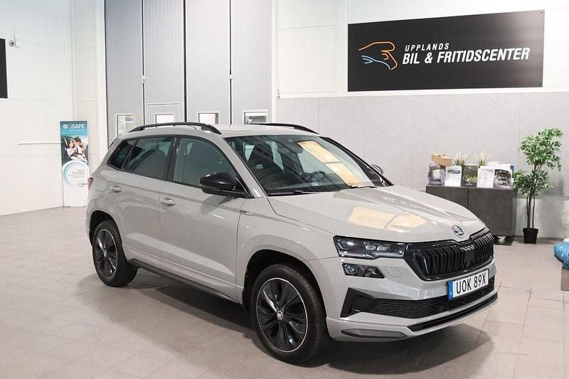 Grå (steel grey) Begagnad 2023 Skoda Karoq SportLine SUV | 319 900 kr (Marknadspris) - Bild 1/4