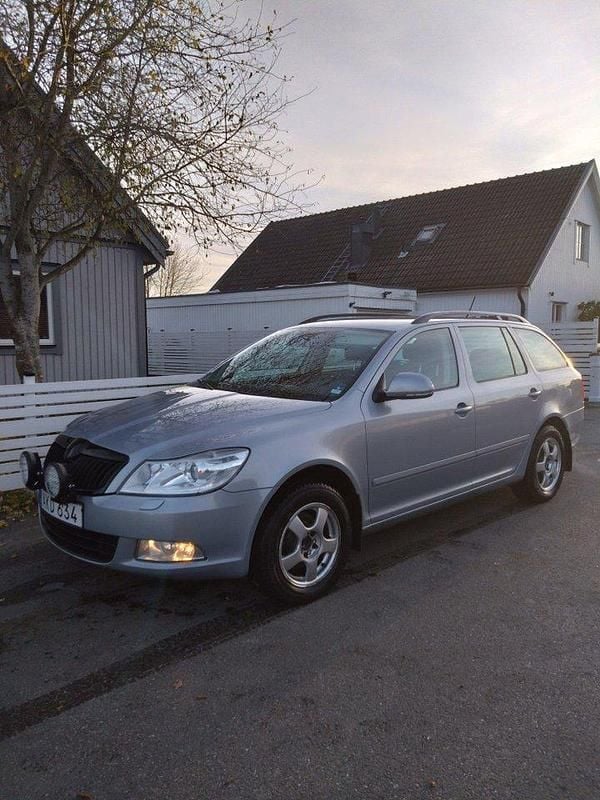 Blå Begagnad 2011 Skoda Octavia Kombi | 34 000 kr - Bild 1/4