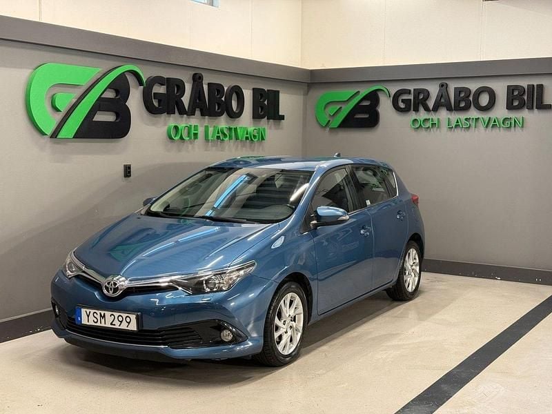 Blå Begagnad 2017 Toyota Auris Active Halvkombi | 99 900 kr (Marknadspris) - Bild 1/4