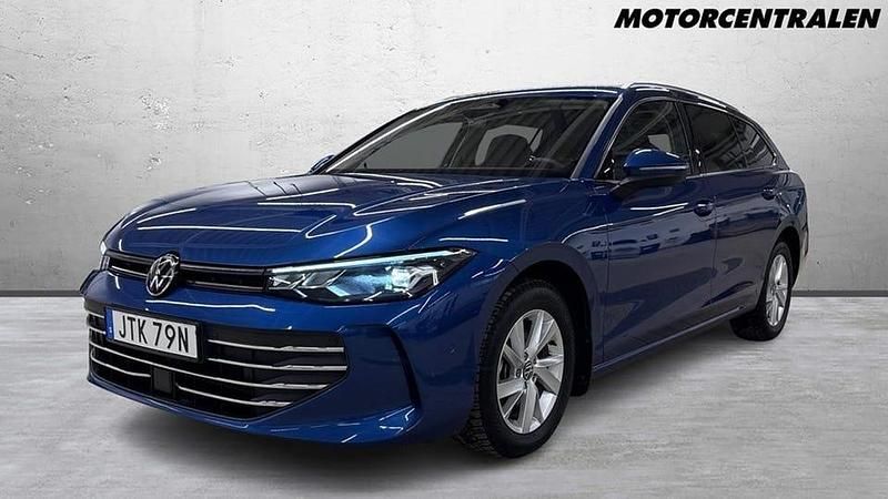Blå Begagnad 2024 VW Passat Business Kombi | 349 000 kr (Lite dyr) - Bild 1/2