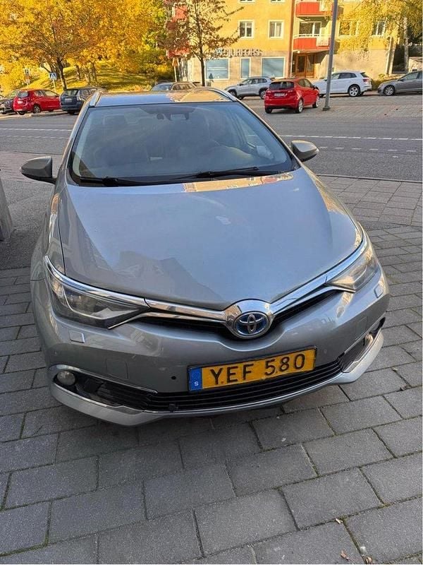 Grå Begagnad 2016 Toyota Auris Touring Sports Executive Kombi | 87 500 kr - Bild 1/4
