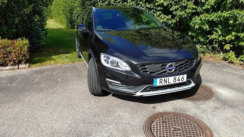 Svart Begagnad 2017 Volvo V60 CC Summum Kombi | 195 000 kr (Superpris) - Bild 1/4