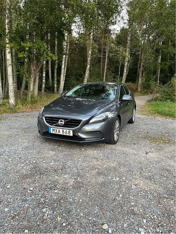 Grå Begagnad 2013 Volvo V40 Momentum Kombi | 125 000 kr (Marknadspris) - Bild 1/4