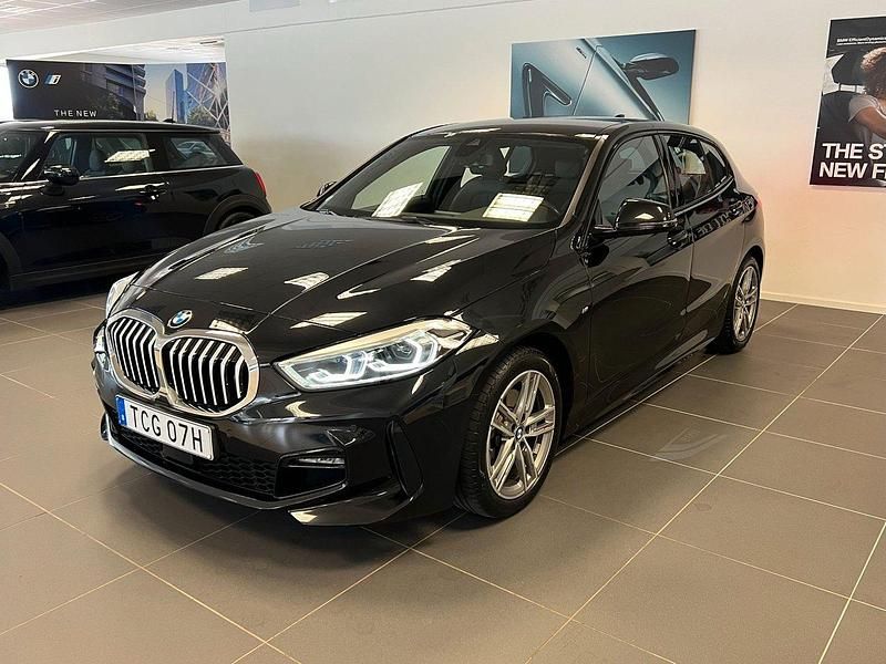Svart Begagnad 2022 BMW 118 M Sport Halvkombi | 289 000 kr (Dyr) - Bild 1/4