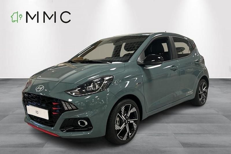 Mangrove green Begagnad 2024 Hyundai i10 N Line Halvkombi | 169 000 kr (Marknadspris) - Bild 1/4