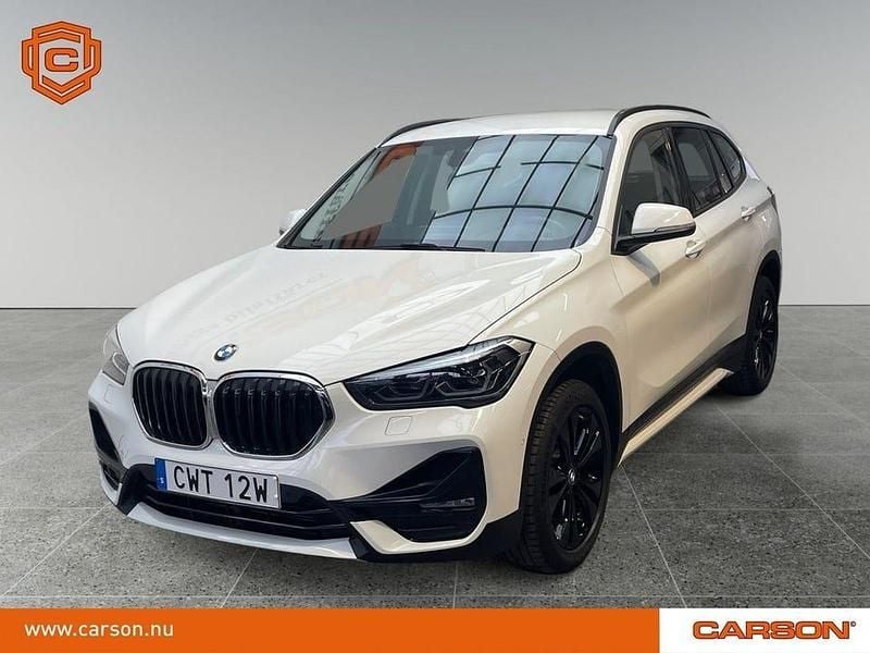 Vit Begagnad 2021 BMW X1 Sport Line SUV | 289 900 kr (Marknadspris) - Bild 1/3