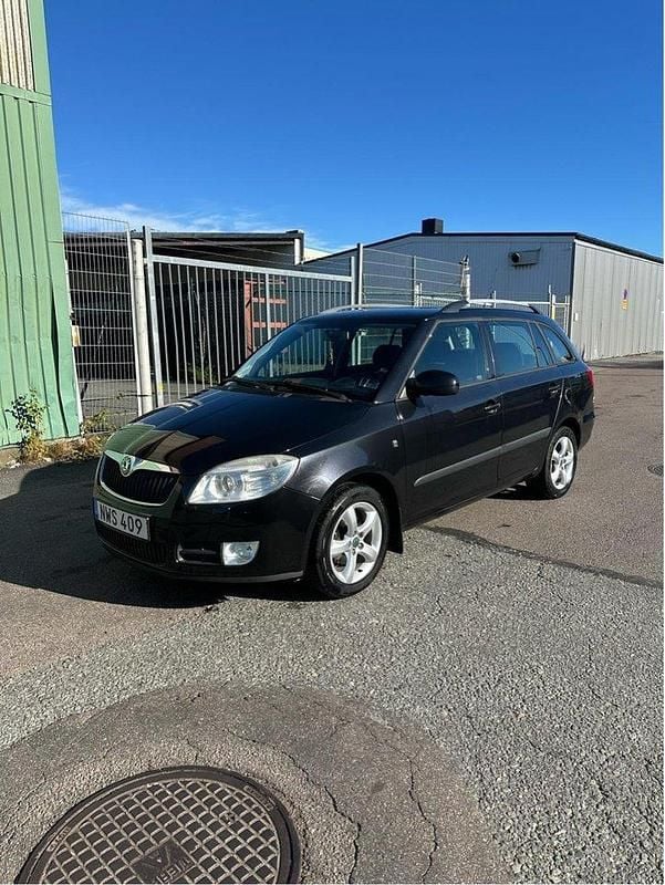 Svart Begagnad 2010 Skoda Fabia Kombi | 40 000 kr (Marknadspris) - Bild 1/4